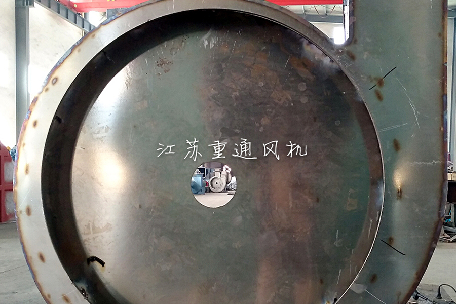 Lucht leanúna lártheifeacha frith-chreimeadh cruach dhosmálta